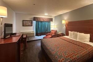 Econo Lodge Tucumcari Route 66 - I-40 في توكومكاري: غرفة في الفندق مع سرير ومكتب