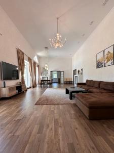 Kuturga的住宿－Усадьба Кутурга，带沙发和电视的大型客厅