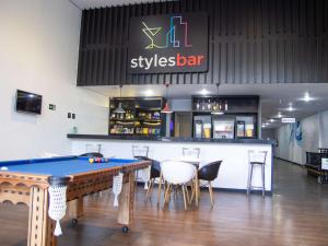 トレス・リオスにあるibis Styles Três Riosのレストランのビリヤード台付きのバー