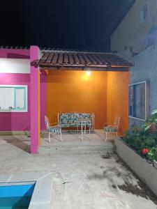 un patio con mesa y sillas en un edificio en Pousada das Ostras, en Anchieta
