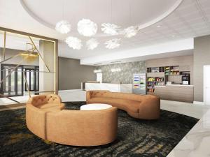 un soggiorno con due divani e un tavolo di DoubleTree by Hilton Poughkeepsie a Poughkeepsie