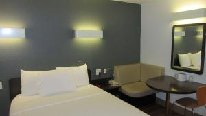 En eller flere senger på et rom på Econo Lodge