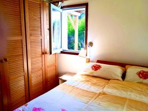 sypialnia z łóżkiem i oknem w obiekcie Casa Mira, Ruhiger Bungalow in Las Norias w mieście Los Llanos de Aridane
