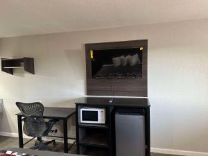 Køkken eller tekøkken på Rodeway Inn Jonesboro - Atlanta South