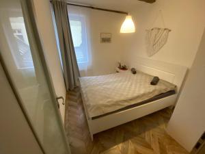- une petite chambre avec un lit et une fenêtre dans l'établissement Historical apartments V18, à Košice