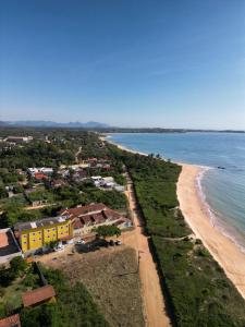 eine Luftansicht auf einen Strand und das Meer in der Unterkunft Pousada das Ostras in Anchieta