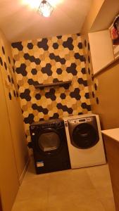 Una lavadora y secadora en una habitación con en Aux P'tits Cabris, en Lahayville