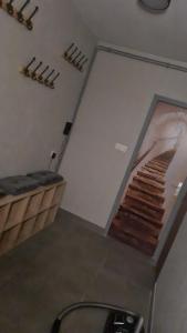 Habitación con escalera y escalera. en Aux P'tits Cabris, en Lahayville