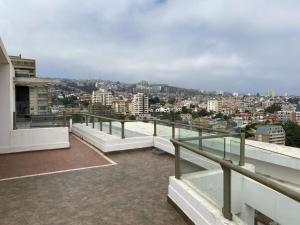 a balcony with a view of a city at Hermoso y cómodo departamento en el centro de Viña del Mar - Viña Park 2 in Viña del Mar