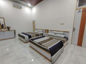 Tempat tidur dalam kamar di Java Mulia Homestay