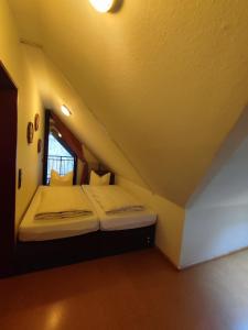 1 Schlafzimmer mit 2 Betten im Dachgeschoss in der Unterkunft Panorama Oase Ferienwohnung mit Blick auf Mosel und Reichsburg in Cochem