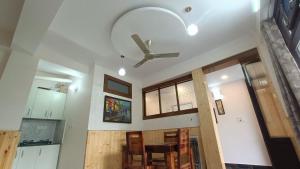 a kitchen with a ceiling fan and a dining room at Hazelwood in Kandāghāt