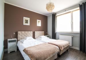 Un pat sau paturi într-o cameră la Apartamenty Algador