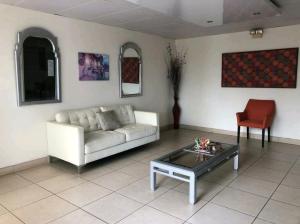 ein Wohnzimmer mit einem Sofa und einem Couchtisch in der Unterkunft Verdemar Apts in San Juan