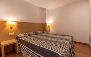 Postel nebo postele na pokoji v ubytování Almirall Apartaments + 16 fotografií