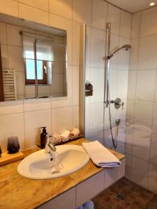 uma casa de banho com um lavatório e um chuveiro em Appartement Erich Schweiger em Sankt Anton am Arlberg