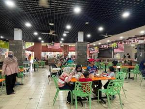 Restaurace v ubytování HomeStay D 11 Putrajaya NETFLIX WIFI