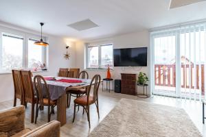 TV a/nebo společenská místnost v ubytování APARTMÁN Abertamská Chata