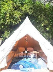 ein Zelt mit zwei Stühlen und einem Tisch darin in der Unterkunft JUSH NATIVE AND GLAMPING in Dauis