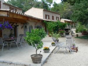 德拉吉尼昂的住宿－Guestazur Draguignan，一个带桌椅的庭院和一座房子
