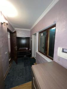 una stanza vuota con un corridoio con finestra di Garden House a Almaty