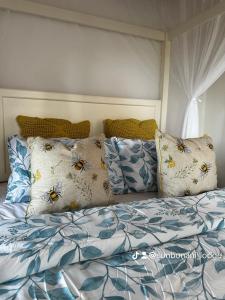 Un pat sau paturi într-o cameră la Sunbonani Lodge