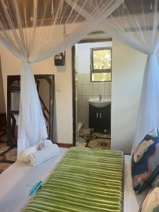Una cama o camas en una habitación de Sunbonani Lodge