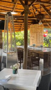 מסעדה או מקום אחר לאכול בו ב-Sunbonani Lodge