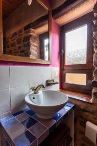 baño con lavabo y ventana en Casa de turismo rural Sardom3 en Bembibre