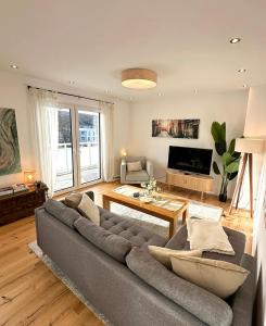 a living room with a couch and a table at Boutique L´AHRpartement Ahr-Terrasse-Zentral in Bad Neuenahr-Ahrweiler