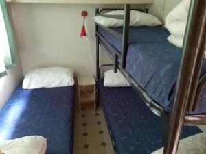 2 letti a castello in una piccola stanza su una nave di Mobile home / Chalet Viareggio - Camping Paradiso Toscane a Viareggio