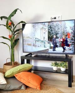 TV de pantalla plana en la parte superior de una mesa en Apartament a Sant Celoni, Montseny, en Sant Celoni