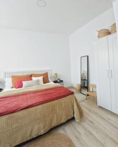 1 dormitorio con 1 cama grande y espejo en Apartament a Sant Celoni, Montseny, en Sant Celoni
