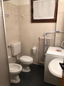 a bathroom with a toilet and a sink at Appartamento Lidia piano terra in Santa Maria Maggiore