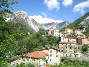miasto na wzgórzu z górami w tle w obiekcie Mobile home / Chalet Viareggio - Camping Paradiso Toscane w Viareggio