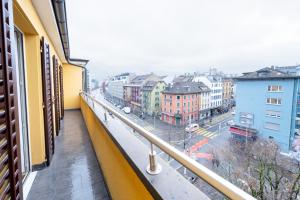 een balkon met uitzicht op een stadsstraat bij Zurich downtown dream in Zürich