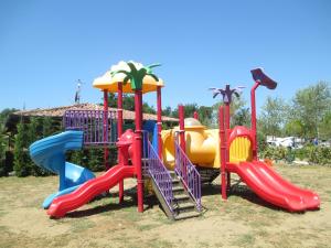 un parque infantil con un tobogán y un tobogán en Mobile home / Chalet Viareggio - Camping Paradiso Toscane en Viareggio