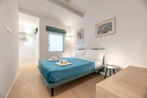 We Home - Romeo&Giulietta Luxury Retreat في فيرونا: غرفة نوم عليها سرير وفوط