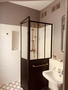 y baño con ducha y lavamanos. en Casa Roma Montpellier Bed&Breakfast chambres d hôte, en Montpellier