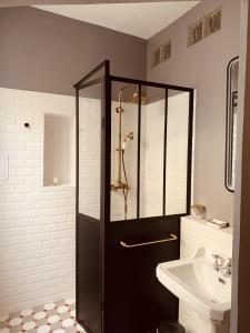 a bathroom with a shower and a sink at Casa Roma Montpellier Bed&Breakfast chambres d hôte in Montpellier