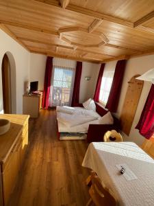 シュラートミンクにあるMoserhofの木製の天井が特徴のベッドルーム1室(ベッド2台付)
