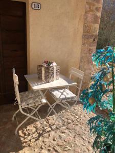 stół i dwa krzesła z pudełkiem w obiekcie LA CASETTA w mieście Vallo di Nera