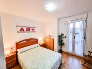 - une chambre avec un lit et une grande fenêtre dans l'établissement El Alce del Pilar ComoTuCasa, à Huesca