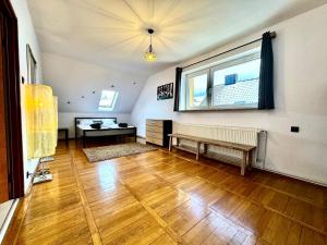 uma sala de estar com piso em madeira e uma janela em Domek Monte Black z jacuzzi i sauną fińską em Stronie Śląskie