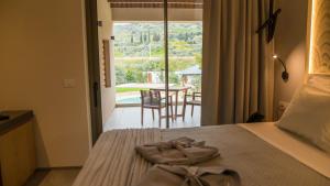 Postel nebo postele na pokoji v ubytování Alissachni SeaSide Hotel
