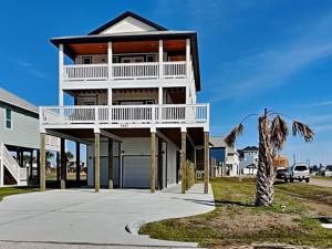 a house with a balcony and a driveway at Pescadors Paradise in Galveston