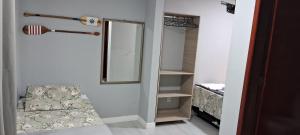 Tempat tidur dalam kamar di Pousada Canoa dos Anjos suítes