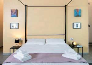 A bed or beds in a room at Palazzo Attila - Gioia Apartments