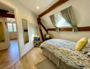 a bedroom with a bed and a window at Maison Mariela in Luzech