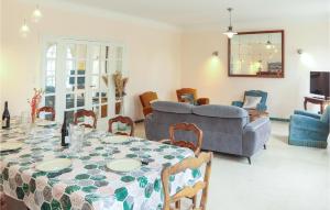 - un salon avec une table et un canapé dans l'établissement Stunning Home In Chamaret With Kitchen, à Chamaret